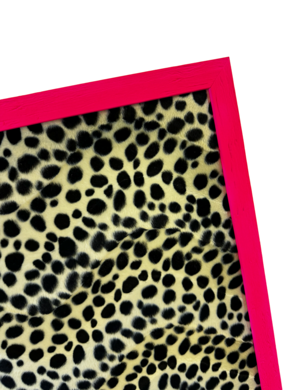 obraz s neonovým ružovým rámom a gepardím vzorom